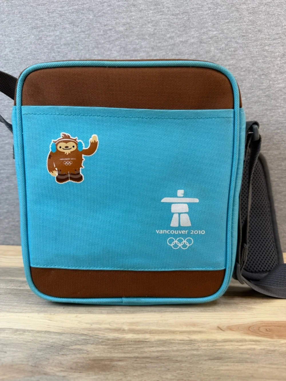 Vancouver 2010 Winter Olympics Mascot QUATCHI Shoulder Strap Bag Great Condition